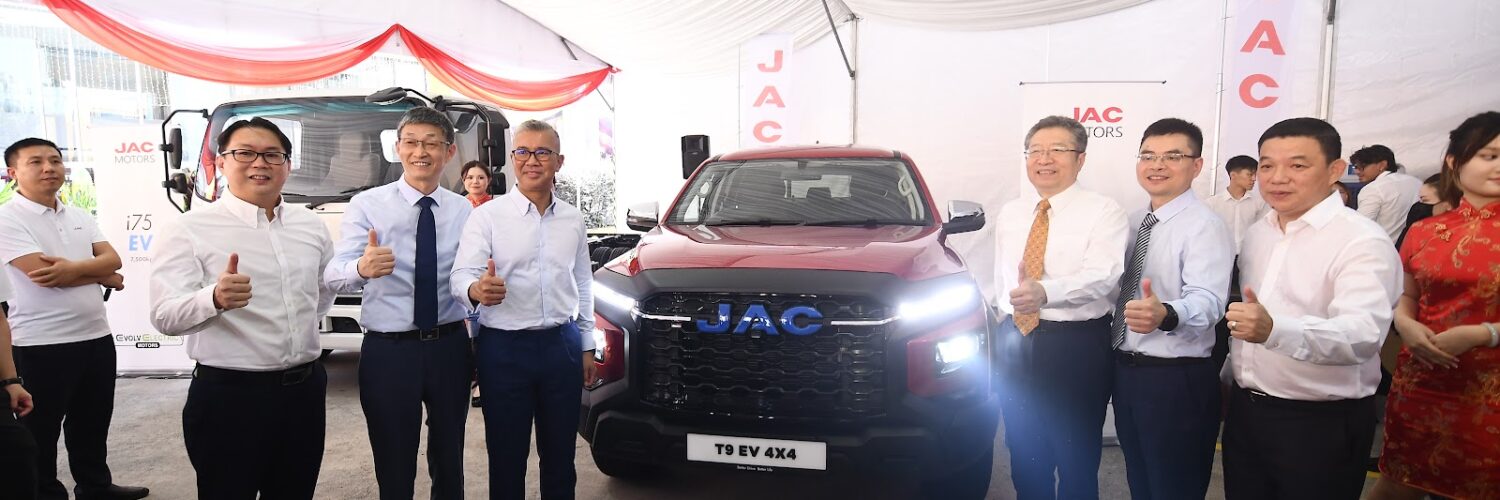 Mr Go Yoong Chang; Mr David Zhang, Vice President of JAC Motors Group