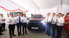 Mr Go Yoong Chang; Mr David Zhang, Vice President of JAC Motors Group